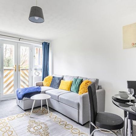 Two Bedroom Flat Near Colchester Hospital With Free Parking And Internet Mile End Exterior photo